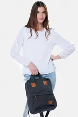Mochila de lona gris oscuro con detalles en cuero sintético marrón, asas superiores y bolsillo frontal con cierre.