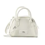 Cartera mini de cuero sintético color blanco, con asas fijas y correa regulable extraíble. Cuenta con cierre superior y placa con el logo de la marca en el frente.