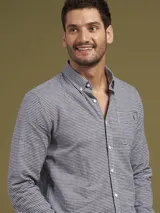 Camisa de vestir a rayas verticales azules y blancas, de corte regular fit y manga larga.