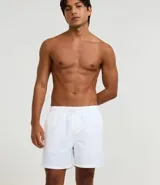 Bermuda básica masculina de microfibra, con cintura elástica ajustable mediante cordón y bolsillos laterales.