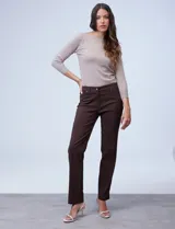 Pantalón de gabardina elastizada color beige, marca Zac & Rachel, corte slim, con pretina con pasadores, botón y cierre. Delantera con tres bolsillos y trasera con bolsillos ojal.