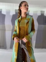 Cardigan largo tejido en lana merino teñida artesanalmente, con puños y cuello en fieltro de lana merino.