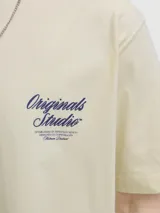 Camiseta de manga corta y cuello redondo con corte holgado, confeccionada en tejido de algodón. Presenta estampado tipográfico en el pecho.