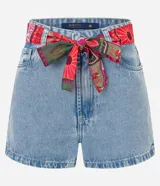 Short de jean azul con corte slim, cierre de botón y cremallera, bolsillos delanteros y traseros, y cinturón tipo pañuelo estampado multicolor incluido.