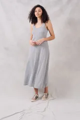 Vestido midi gris melange de lurex con corte al cuerpo y breteles finos.