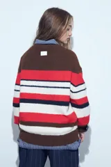 Sweater de tejido de punto con diseño de rayas horizontales en tonos rojo, blanco, azul marino y marrón. Presenta cuello redondo, mangas largas y un calce relajado.