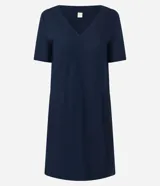 Vestido corto tipo t-shirt de la marca Marfinno, confeccionado en viscolino. Presenta escote en V, mangas cortas y bolsillos laterales aplicados. Su diseño es holgado y fluido.