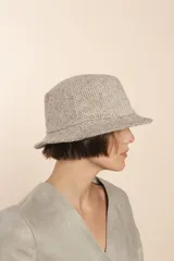 Sombrero tipo pescador unisex, color marrón con diseño de espiga. Confeccionado en lana fina sin teñir.