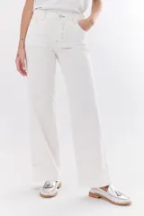 Mocasín de cuero color caramelo, estilo borla, con costura decorativa en el empeine y suela de cuero de bajo perfil.