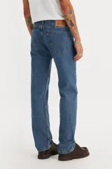 Jean Levi's modelo 505 Regular Fit, color azul medio, de pierna recta y tiro alto. Cuenta con cierre de cremallera y cinco bolsillos.