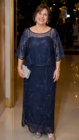 Vestido largo azul marino de seda con finos bordados, mangas cortas traslúcidas y sutil transparencia en el escote.