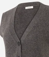 Chaleco de punto largo con escote en V, cierre frontal de botones y bolsillos delanteros. Diseño sin mangas con textura suave.