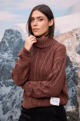 Buzo de punto con cuello polera, diseño de ochos y rombos, con efecto lavado y acabado desgastado.