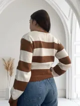 Sweater de punto a rayas horizontales anchas color chocolate y blanco, de corte ajustado y mangas largas.