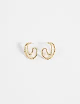 Aros plateados con forma de argolla irregular y textura ondulada.