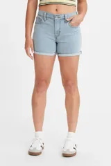 Short de jean celeste con tiro medio y ruedo doblado.