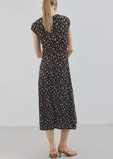 Vestido midi de corte recto con diseño estampado floral en color negro, cuello redondo y manga corta.