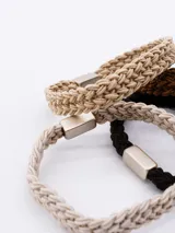 Pack de cinco coleros de pelo tejidos en crochet, en tonos beige, marrón y negro.