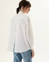 Camisa blanca de poplin con espalda abierta y corte holgado.