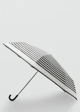Paraguas plegable con diseño de rayas horizontales en blanco y negro, con mango curvo de color negro.