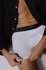 Boxer de algodón con cintura elástica, diseño ajustado y cómodo.