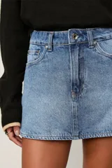 Pollera short de denim azul con diseño cruzado, tiro medio y bajo redondeado.