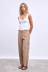 Musculosa básica de algodón color negro, con cuello redondo y diseño ajustado al cuerpo.