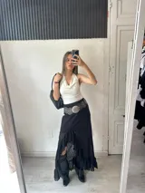 Body blanco con escote drapeado tipo halter y tirantes finos.