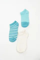 Pack de tres pares de medias tobilleras con diferentes diseños: un par celeste liso con puntera azul, un par celeste con rayas horizontales blancas y un par blanco con calados.