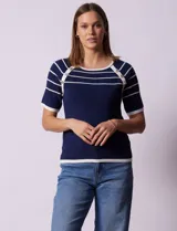 Buzo azul de tejido acanalado marca Rio & Rian. Tiene escote a la base y apliques de botones en la sisa.