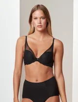 Soutien de micro tul y encaje negro, marca Montelle. Bajo busto con aro y copa formada. Breteles fijos, regulables. Abrocha detrás en tres posiciones.