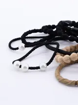 Pack de 12 gomitas de pelo, seis color beige y seis color negro. Algunos modelos son trenzados y otros tienen detalles de perlas.
