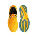 Championes de running Saucony modelo Guide 15, color naranja vibrante con detalles en gris oscuro. Presentan tecnología de amortiguación PWRRUN en la entresuela, diseño de malla transpirable y el logo de la marca en el lateral.