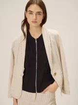Blazer de lino y algodón color beige con diseño a rayas sutiles, solapa chal y botón frontal único.