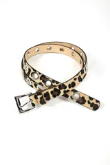 Cinturón delgado con estampado de leopardo, hebilla metálica plateada y ojalillos metálicos.