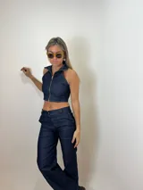 Pantalón de jean azul oscuro de corte recto.