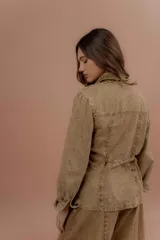 Chaqueta de jean azul, de corte entallado, con cuello camisero, cierre frontal con botones y bolsillos delanteros con solapa.