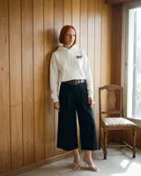 Canguro con capucha de corte oversize, color blanco, con bolsillo frontal tipo canguro y pequeño estampado gráfico de un auto en el pecho.