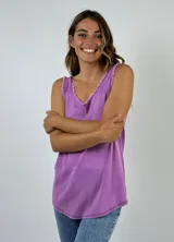 Musculosa color magenta con cuello en V y bordes deshilachados en el cuello y sisas.