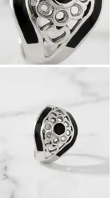 Anillo de plata 925 con diseño calado de motivos florales y geométricos, decorado con esmalte negro en contraste.