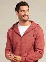 Canguro con capucha color ladrillo, con cierre frontal y bolsillos tipo canguro.