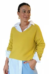 Camisa de algodón de corte oversize y calce relajado, con cuello camisero clásico, mangas largas con puños y ruedo irregular más largo en la parte posterior.