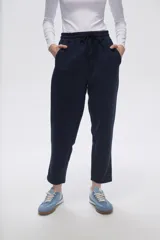 Pantalón tipo babucha de corte recto, confeccionado en tejido con felpa, con cintura elástica y cordón de ajuste frontal.