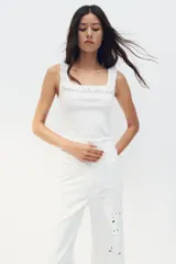 Musculosa corta de ajuste entallado en punto acanalado de algodón, con escote cuadrado y ribete de volados en el cuello y los breteles.