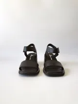 Sandalias de cuero negro con taco cuadrado de 6cm y tira ancha sobre los dedos.
