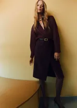 Camisa oversize de popelín de algodón en color bordó, de manga larga con puños abotonados, cuello camisero y cierre delantero con botones.