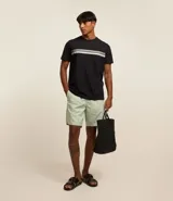 Bermuda verde claro texturizada, con cintura elástica ajustable con cordón, bolsillos laterales y traseros.