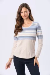 Remera de manga larga con escote redondo, confeccionada en tejido de algodón con diseño de rayas horizontales en tonos beige, azul y rosado en la parte superior.