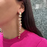 Aros largos plateados con cristales engarzados.