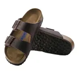 Sandalias Birkenstock modelo Arizona con diseño de dos correas ajustables. Confeccionadas en cuero nobuk aceitado, cuentan con plantilla anatómica Soft Footbed con capa de espuma adicional para mayor confort y suela resistente.